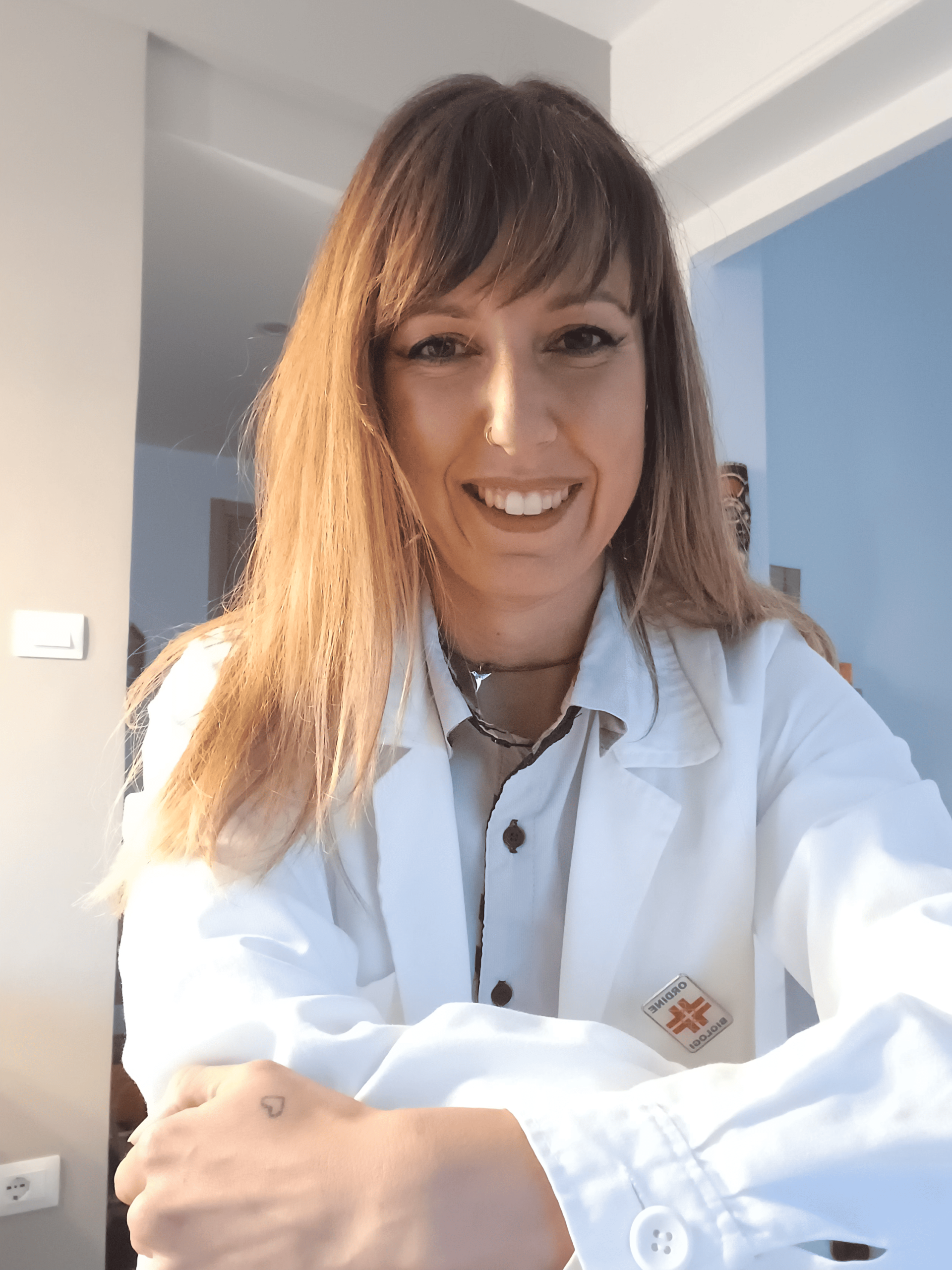 Dott.ssa Elena Ferrari in studio durante una consulenza nutrizionale