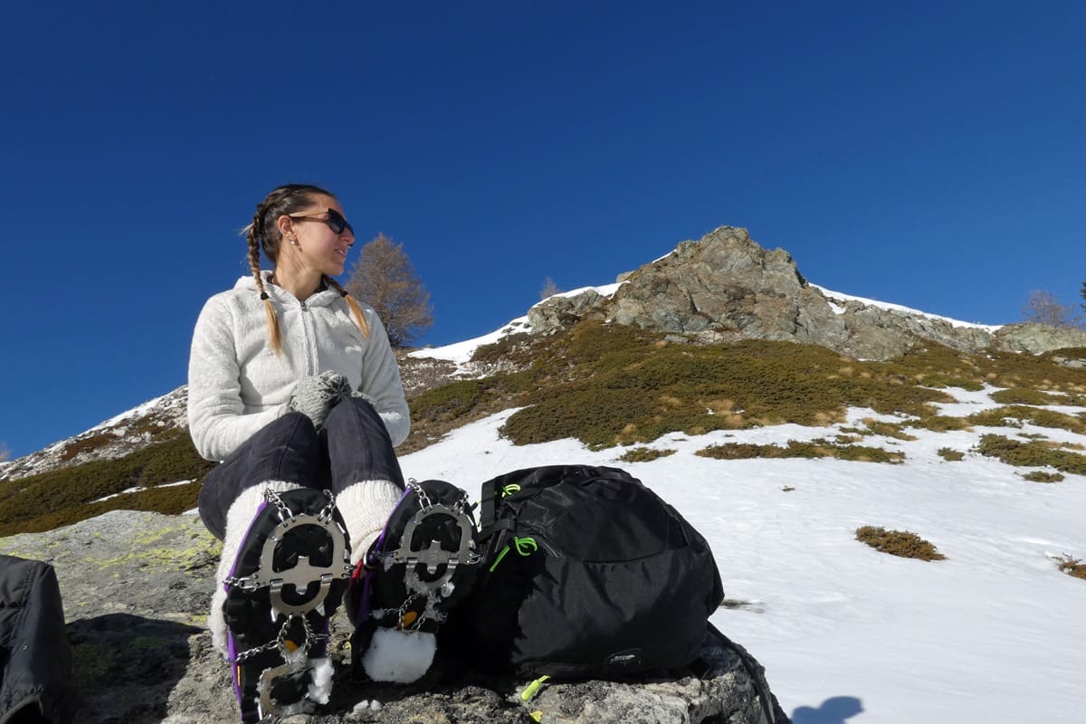 Elena Ferrari seduta sulla neve durante un'escursione in montagna