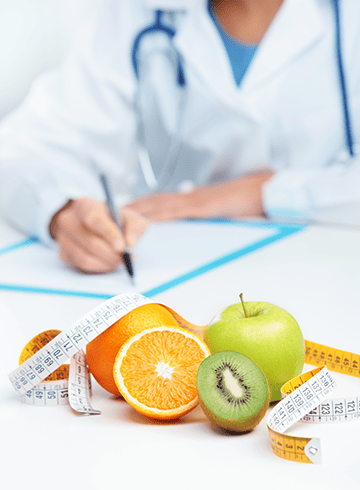 Prima visita nutrizionale: nutrizionista alla scrivania con paziente