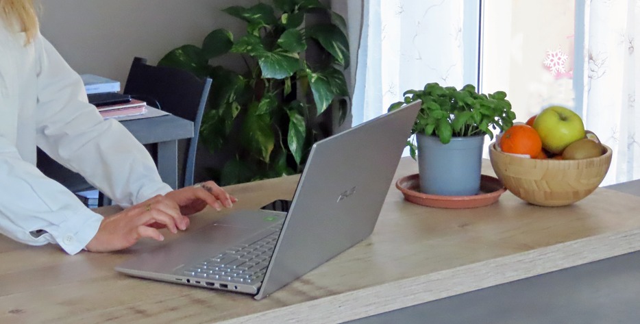 Elena Ferrari durante una consulenza nutrizionale online al computer